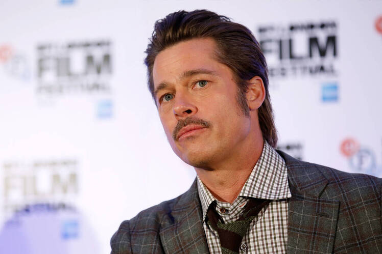 Brad pitt between two ferns