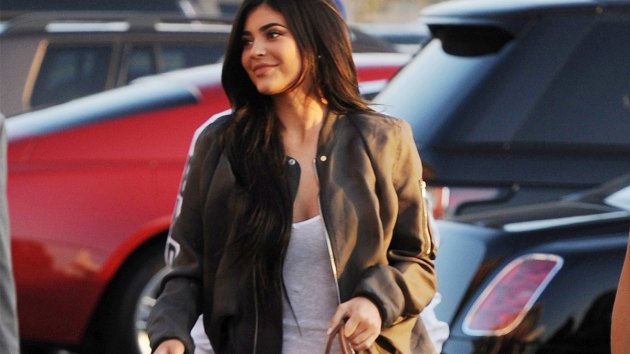 Kylie Jenner Flaunts Her Baby Bump While Getting Her Hair Cut - In ...