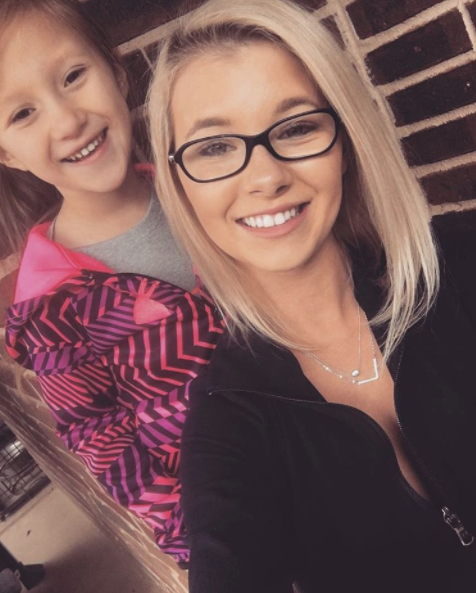 PHOTOS 16 & Pregnant's Lindsey Nicholson shows off 32G breasts