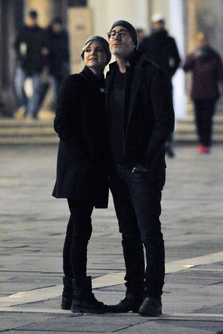 anna faris michael barrett italy splash