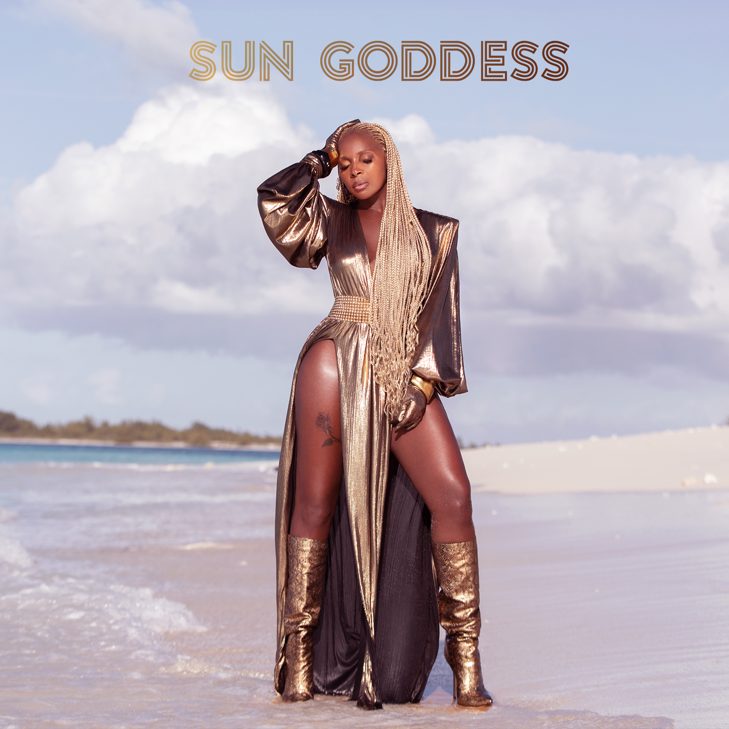 Mary J. Blige Dons Little Black Dress to Toast Sun Goddess Wines & MCM – WWD
