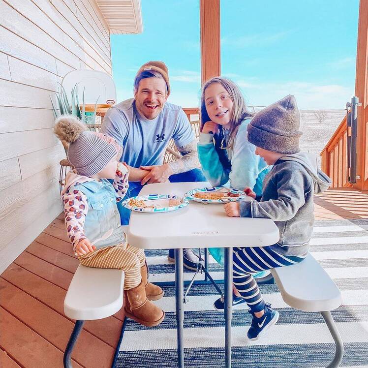Chelsea Houska and Cole DeBoer Teen Mom Stars Family Photos Cole Aubree Watson Layne Picnic