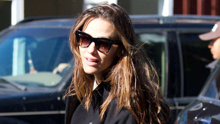 Jennifer-Garner-Brentwood-Christmas-shopping