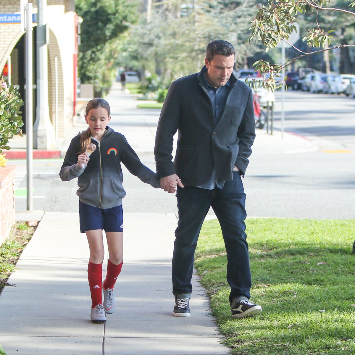 Ben Affleck hands valet worker $100 bill after enjoying lunch with daughter  Seraphina, 14, and stepchild Emme, 15, in LA