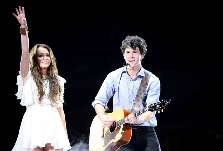 miley and nick jonas on stage