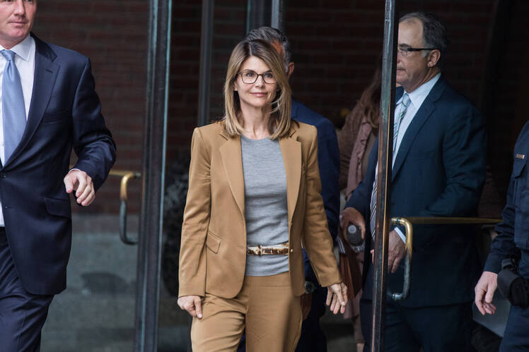 lori loughlin arriving at court