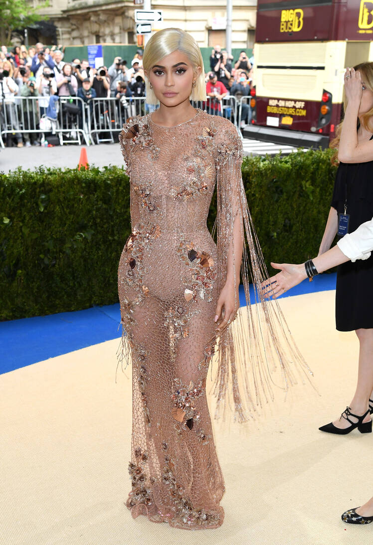 Kylie Jenner met gala 2017 see through versace gown blonde haircut