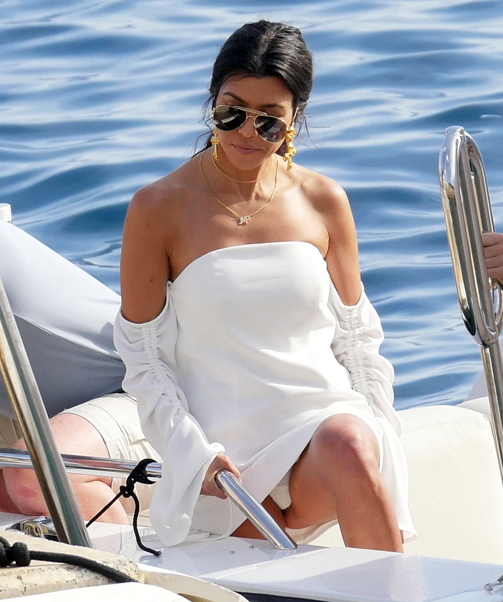 1004px x 1200px - Kardashian-Jenner Wardrobe Malfunctions: Photos of Outfits