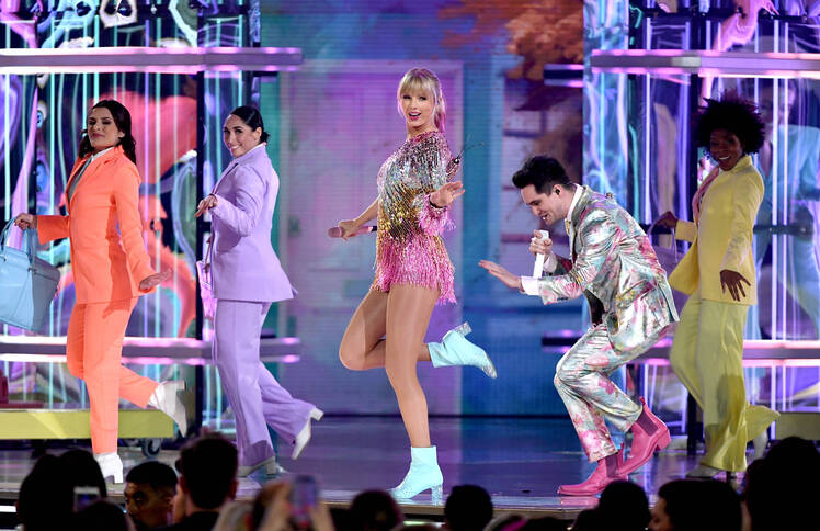 Taylor Swift Wearing a Rainbow Outfit at the BBMAs