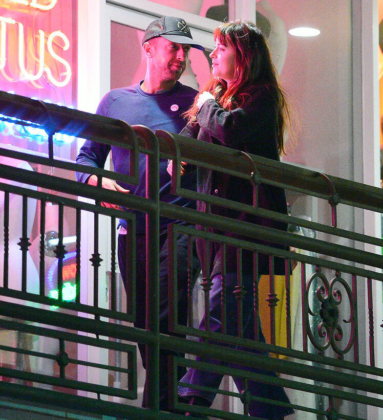Chirs Martin Dakota Johnson Back Together