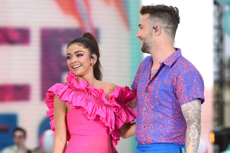 Sarah Hyland Wears a Pink Dress With Jordan Mcgraw at the Teen Choice Awards