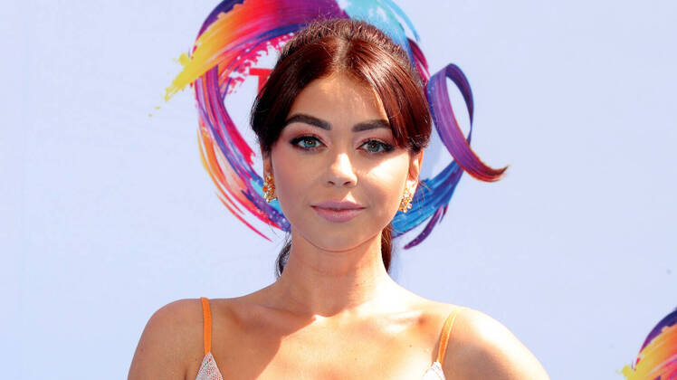 Sarah Hyland Showing off Her Abs at the Teen Choice Awards