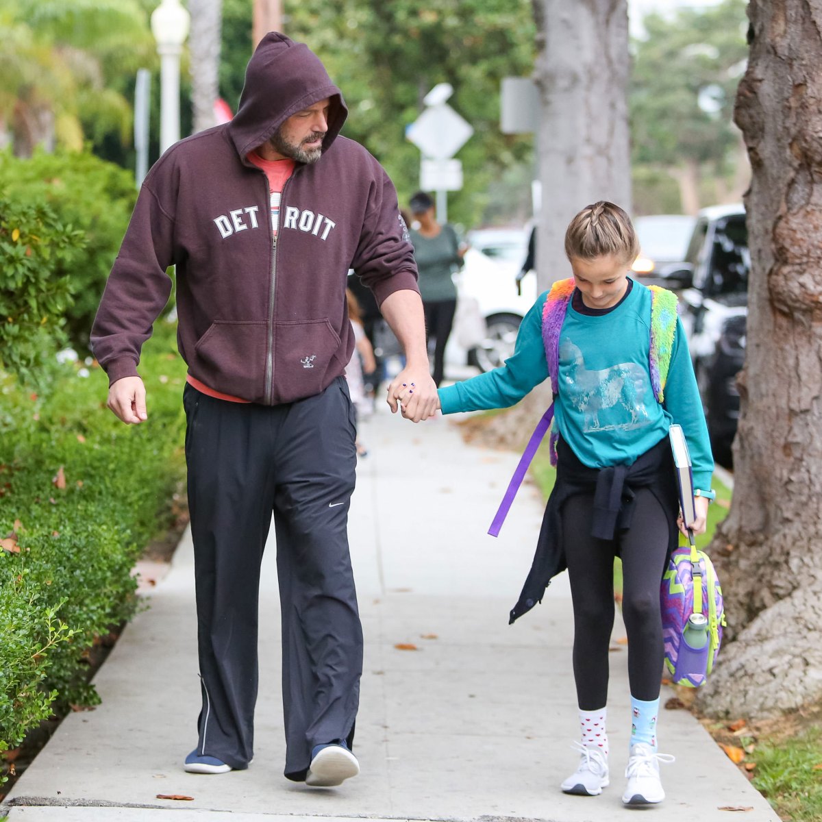 Ben Affleck hands valet worker $100 bill after enjoying lunch with daughter  Seraphina, 14, and stepchild Emme, 15, in LA