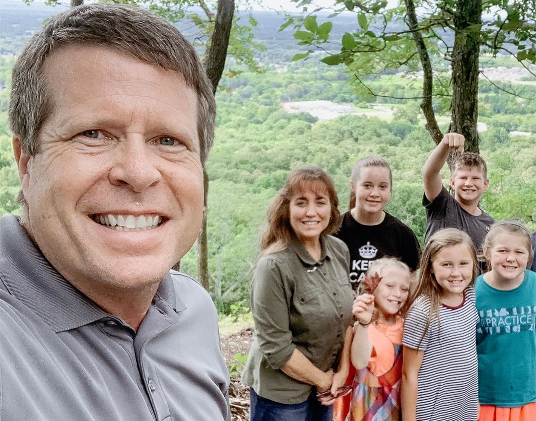 Jim Bob Duggar tager Selfie med kone og børn i baggrunden