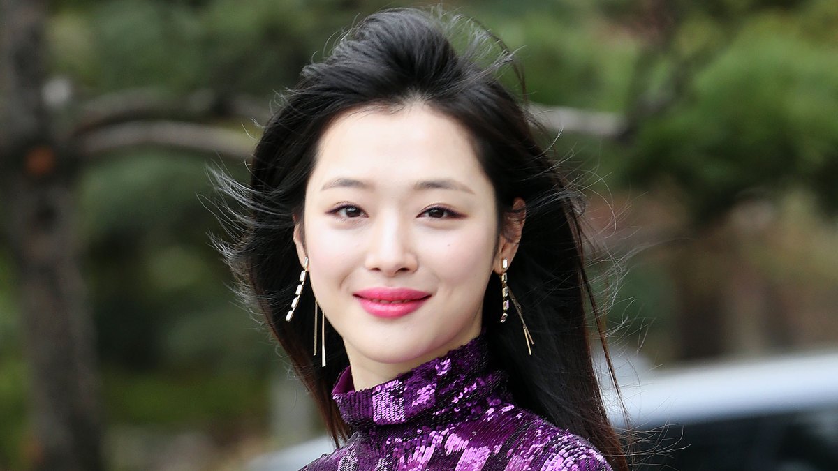 K Pop Star Sulli Found Dead In Her Home At 25 Years Old In Touch Weekly