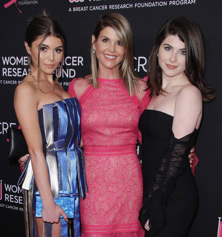 USC-Confirms-Lori-Loughlin's-Daughters-Are-No-Longer-Enrolled-There-3