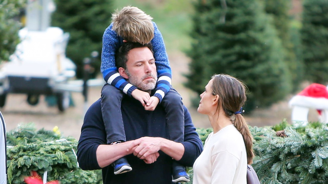 Ben Affleck and Jennifer Garner Pick Out a Christmas Tree With the Kids