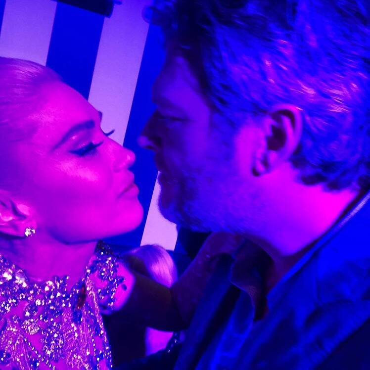 Blake Shelton and Gwen Stefani Kissing in a Selfie