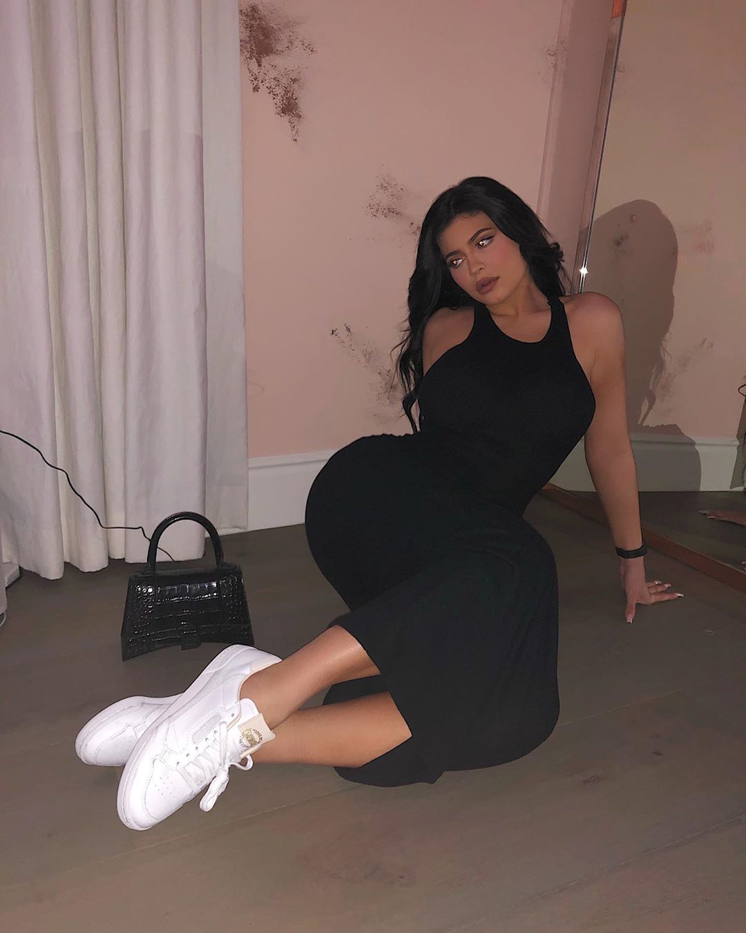 Video - Kylie Jenner shows what she carries inside her Birkin