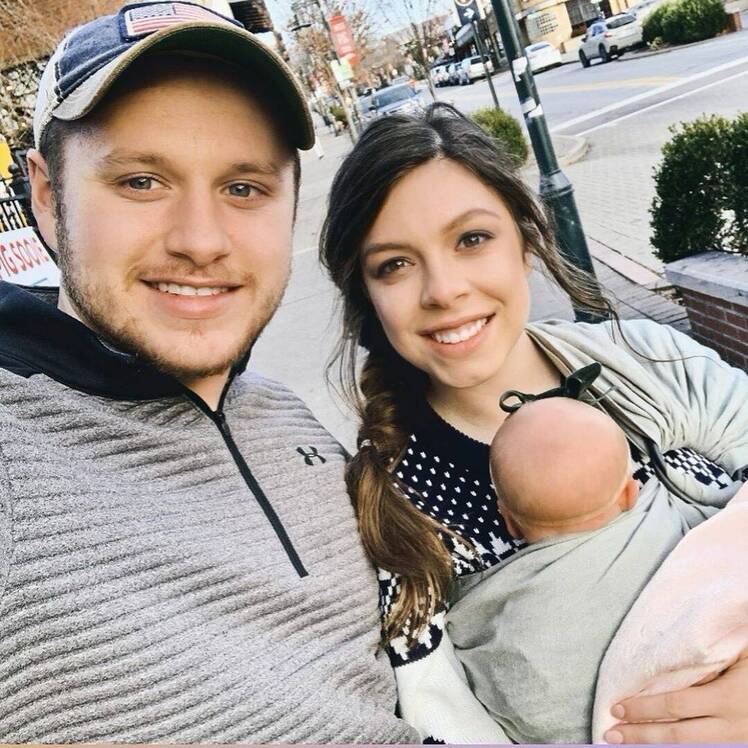 Lauren and Josiah Duggar Take Selfie With Daughter Bella