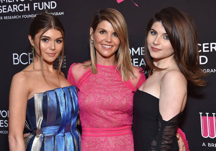 Olivia Jade and Isabella Gianulli Are 'Dreading' the Holidays Amid Mom Lori Loughlin's Legal Battle