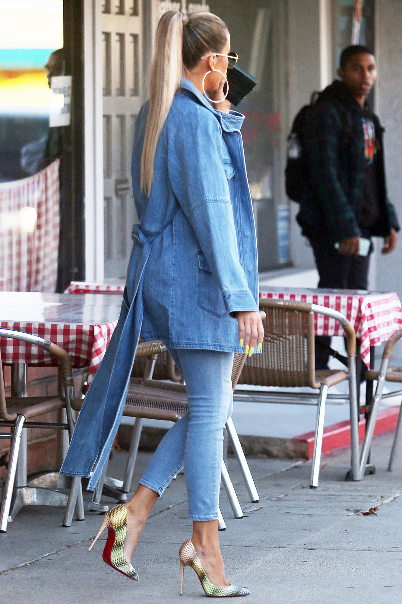 khloe kardashian blue jeans