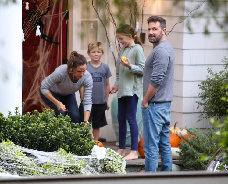 Jennifer Garner With Her Family on the Front Porch With Ben Affleck