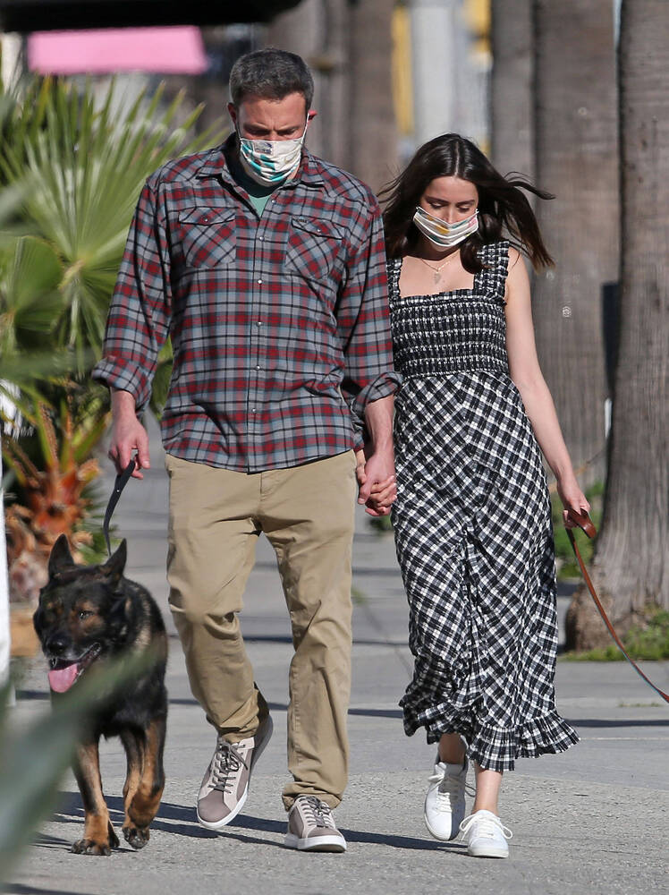 ben-affleck-ana-facemask-5