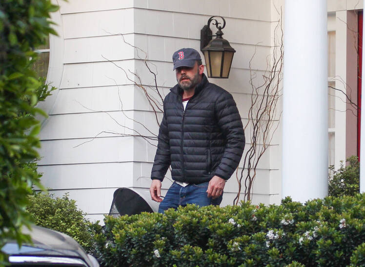 ben affleck visits ex jennifer garner while social distancing