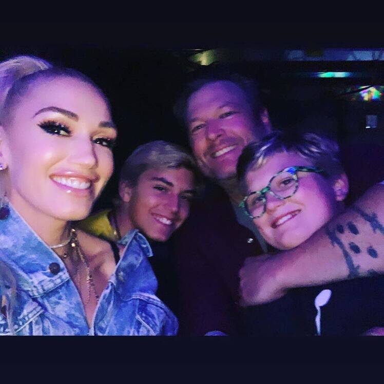 gwen-stefani-blake-shelton-selfie-with-kids