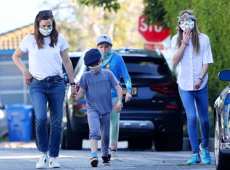 jennifer-garner-on-hike-3-shutterstock