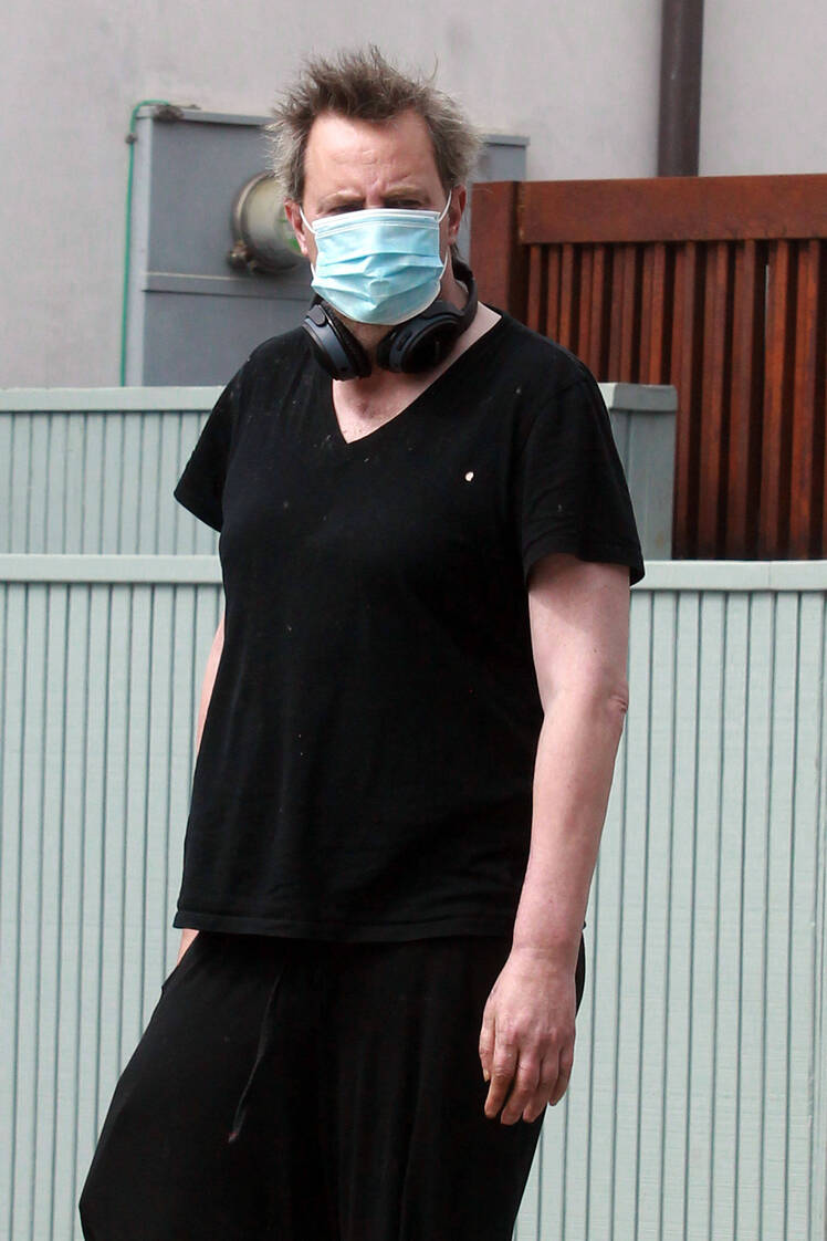 matthew-perry-on-walk-2