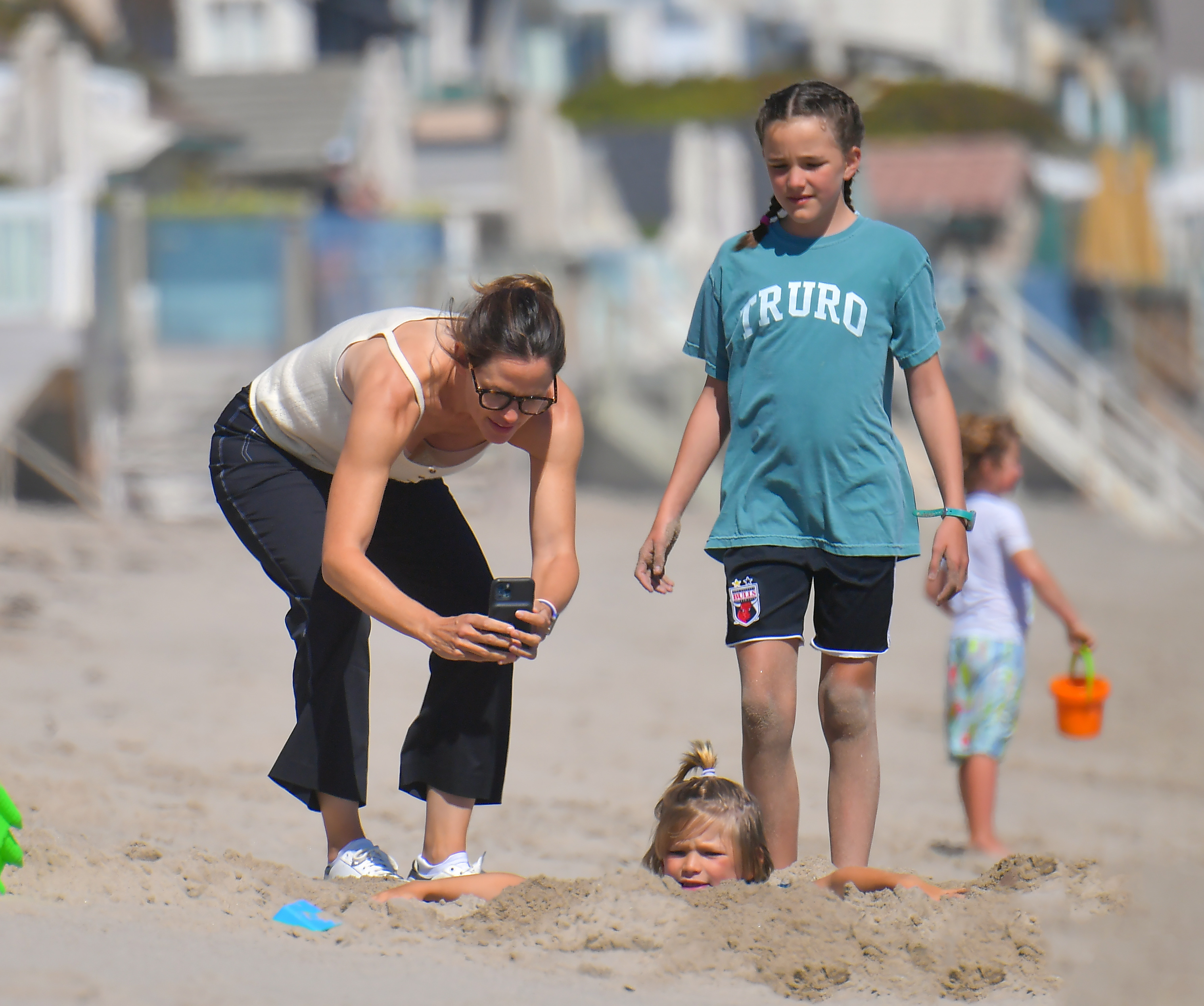 Jennifer Garner Enjoys Beach Day After Flaunting Bikini Body — Pics ...