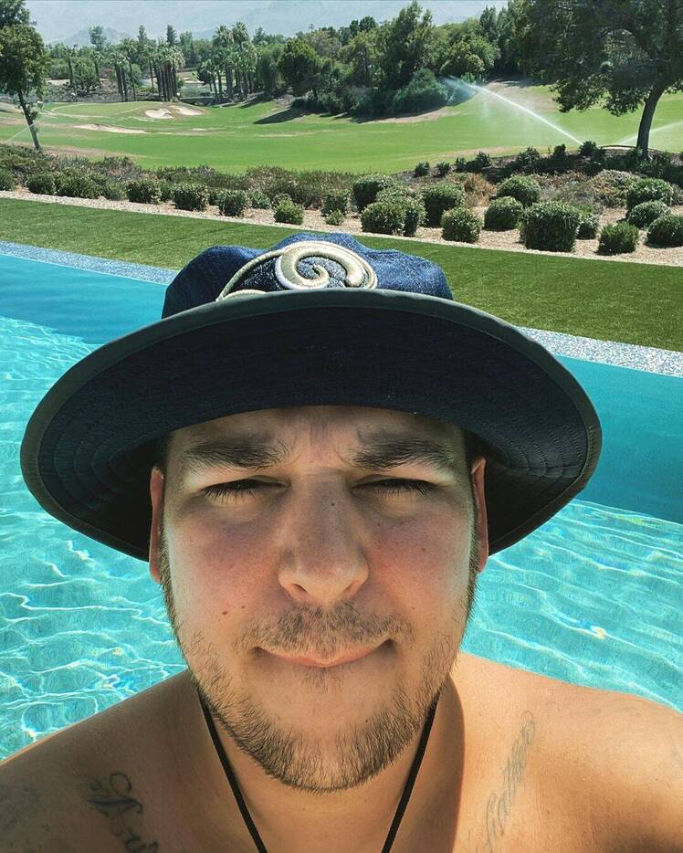 Rob Kardashian Flaunts Weight Loss in the Pool