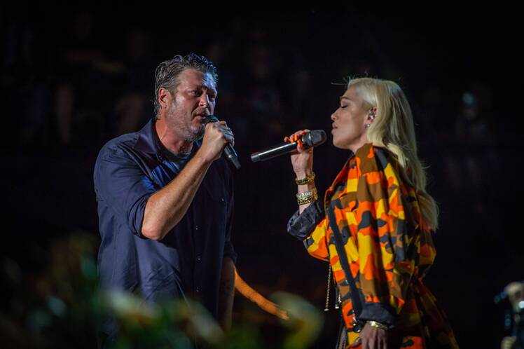 Gwen Stefani and Blake Shelton Make Out During Performance