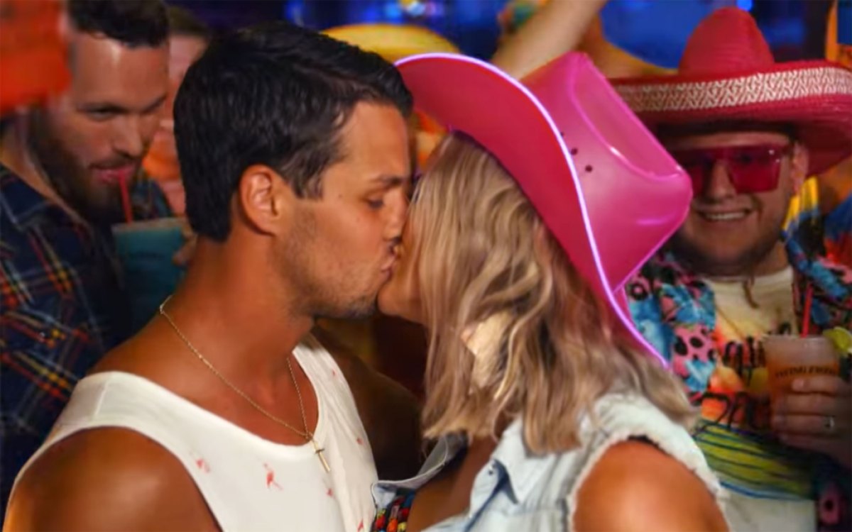 Miranda Lambert Sexiest Porn - Miranda Lambert Kisses Husband in 'Tequila Does' Video