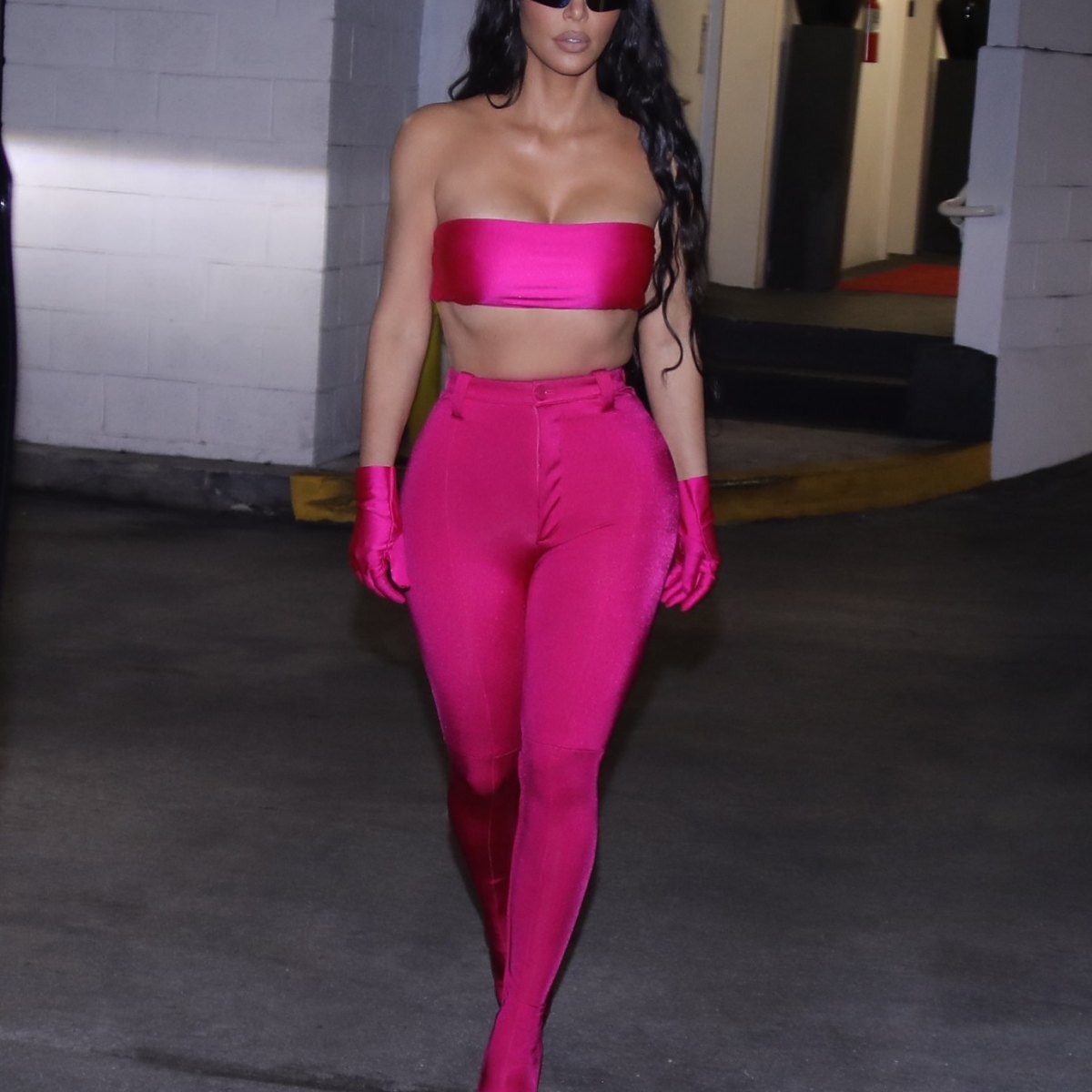Kim Kardashian posa de pijama com top underboob - Vogue