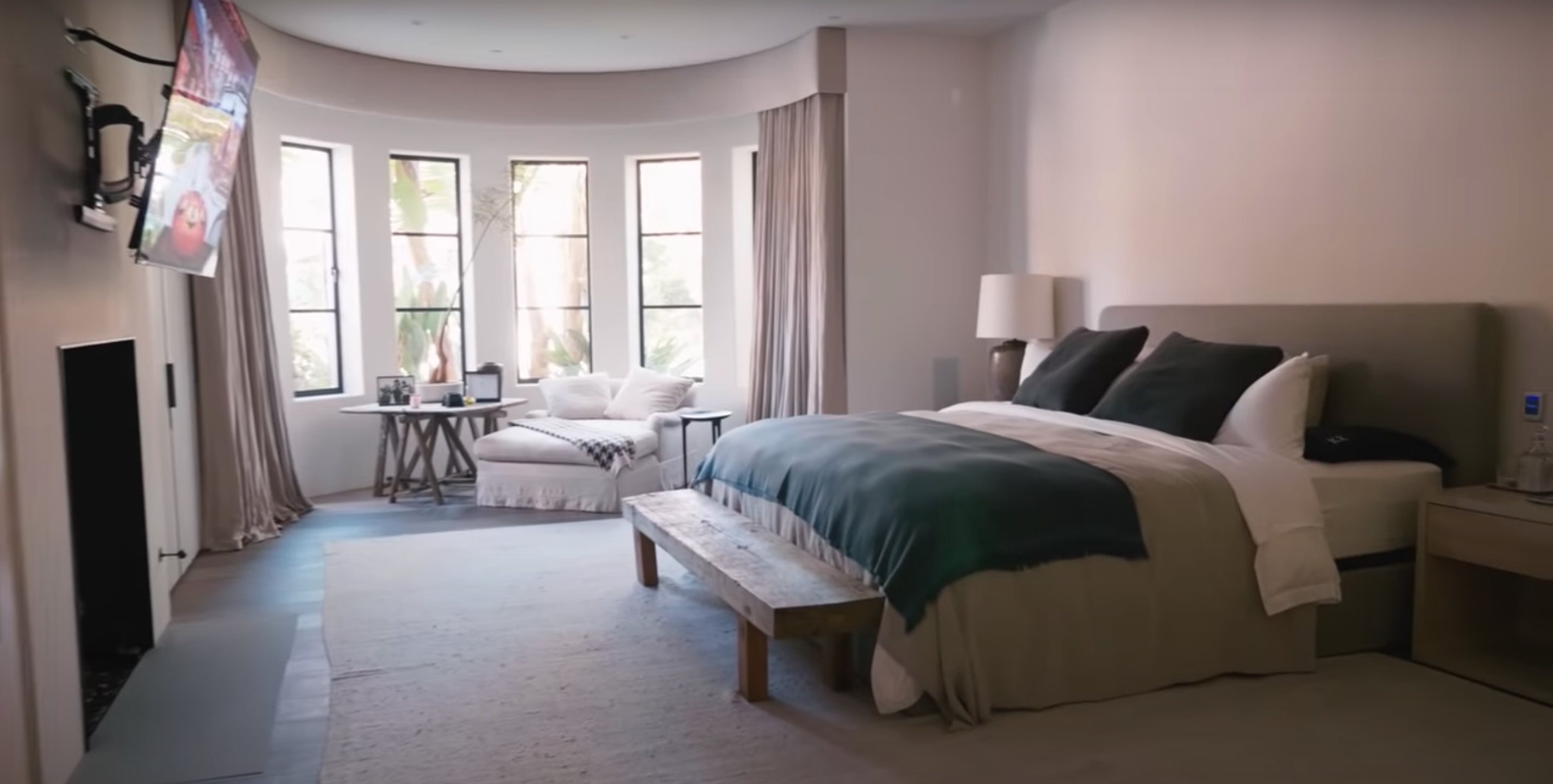 kourtney kardashian master bedroom