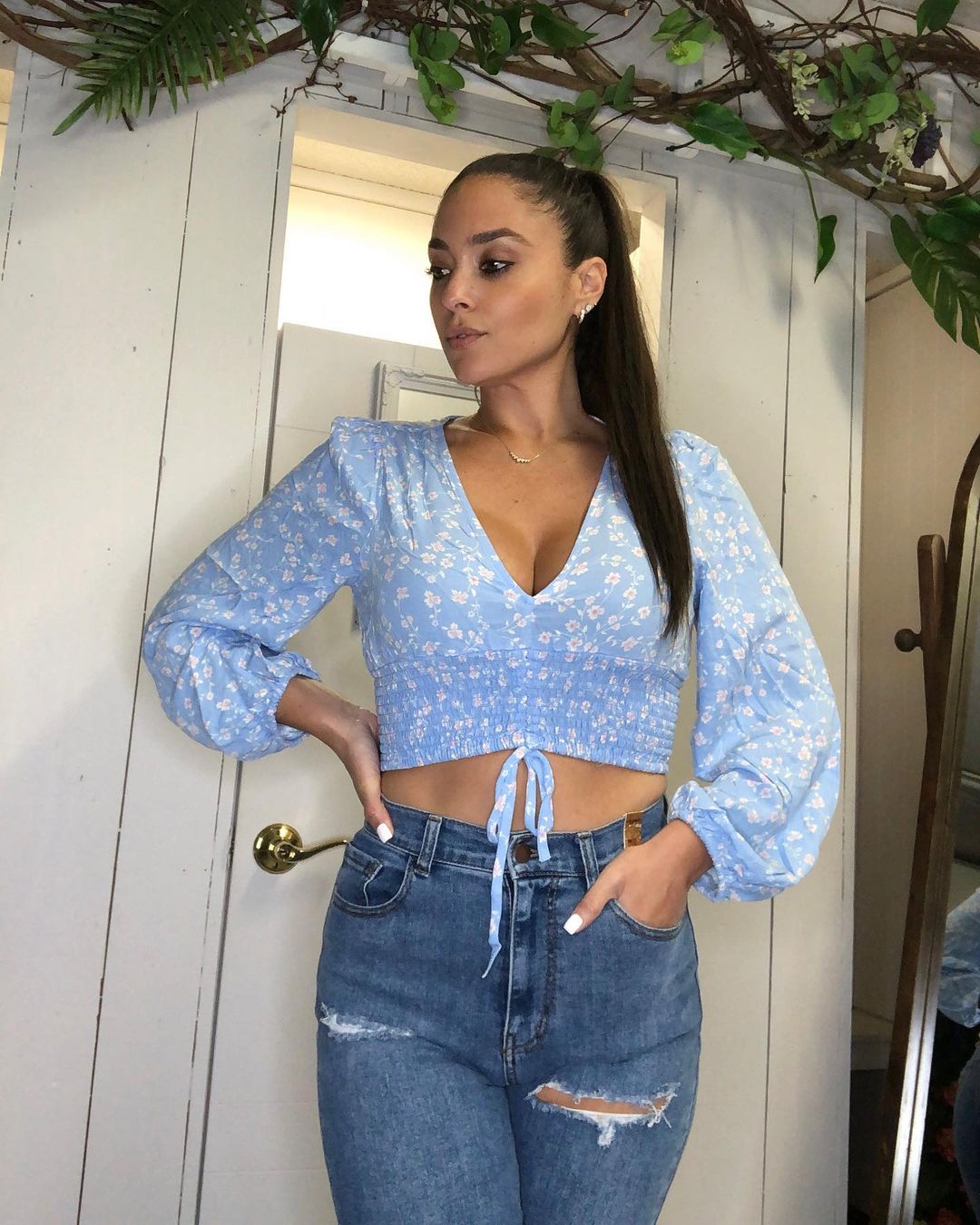 Jersey Shore alum Sammi 'Sweetheart' Giancola shows off her curves in tight  jeans & black crop top in new video