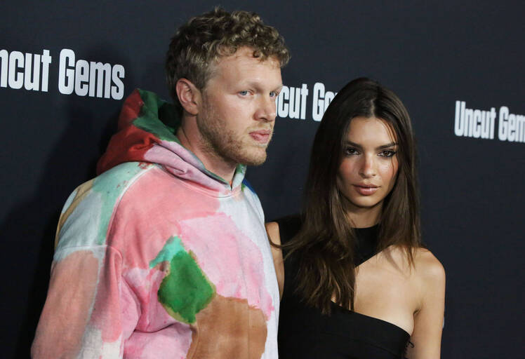 Emily Ratajkowski 'Likes' Post About 'Cheating' Amid Split