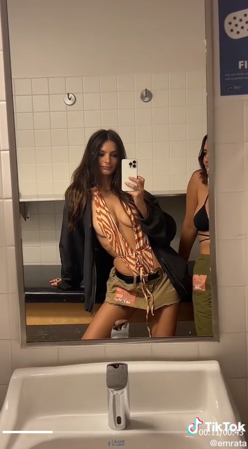 Emily Ratajkowski Braless: Photos of the Model Not Wearing a Bra