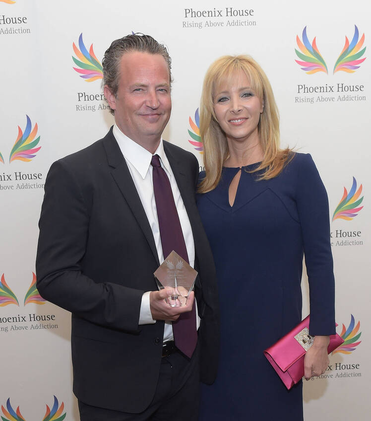 Lisa Kudrow Breaks Silence 2 Weeks After ‘Friends’ Costar Matthew Perry’s Death