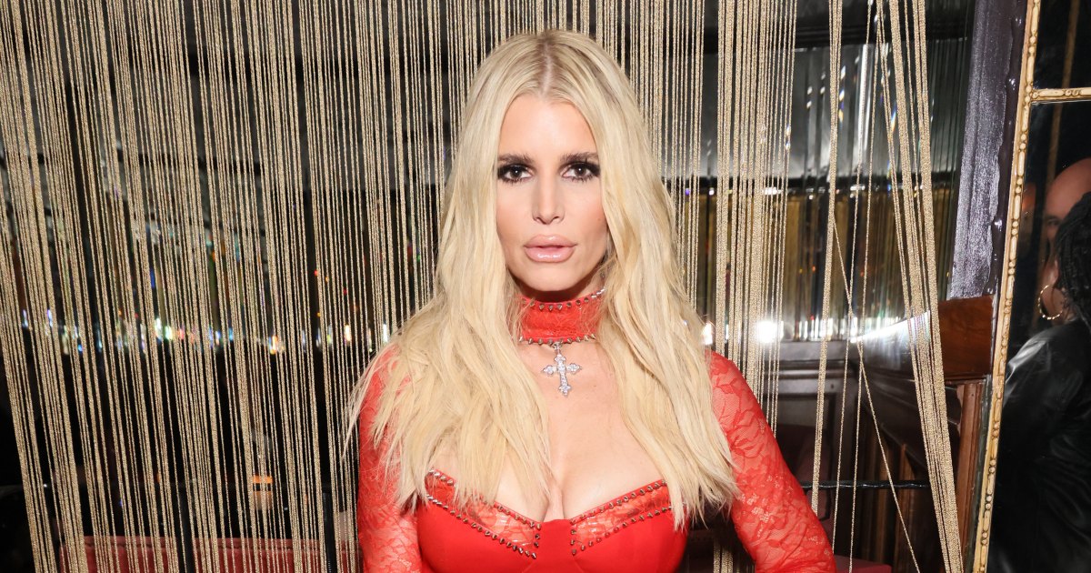 Jessica Simpson Goes Without a Bra in Plunging Minidress