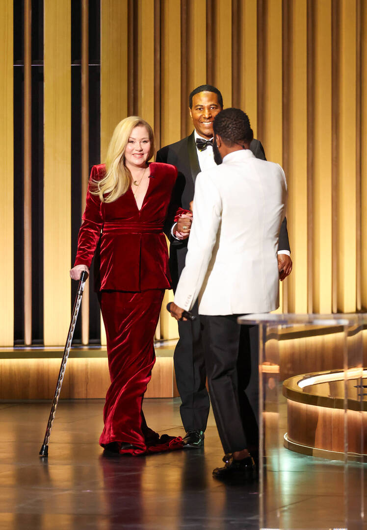 whats wrong with christina applegate ms