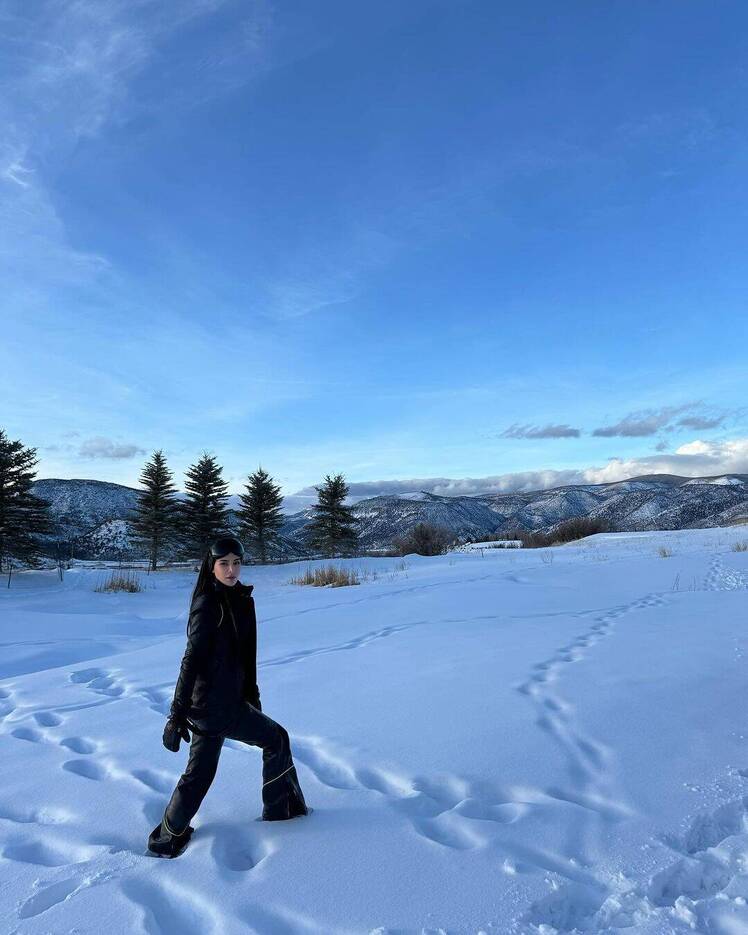 kim kardashian slammed for not wearing helmet while skiing