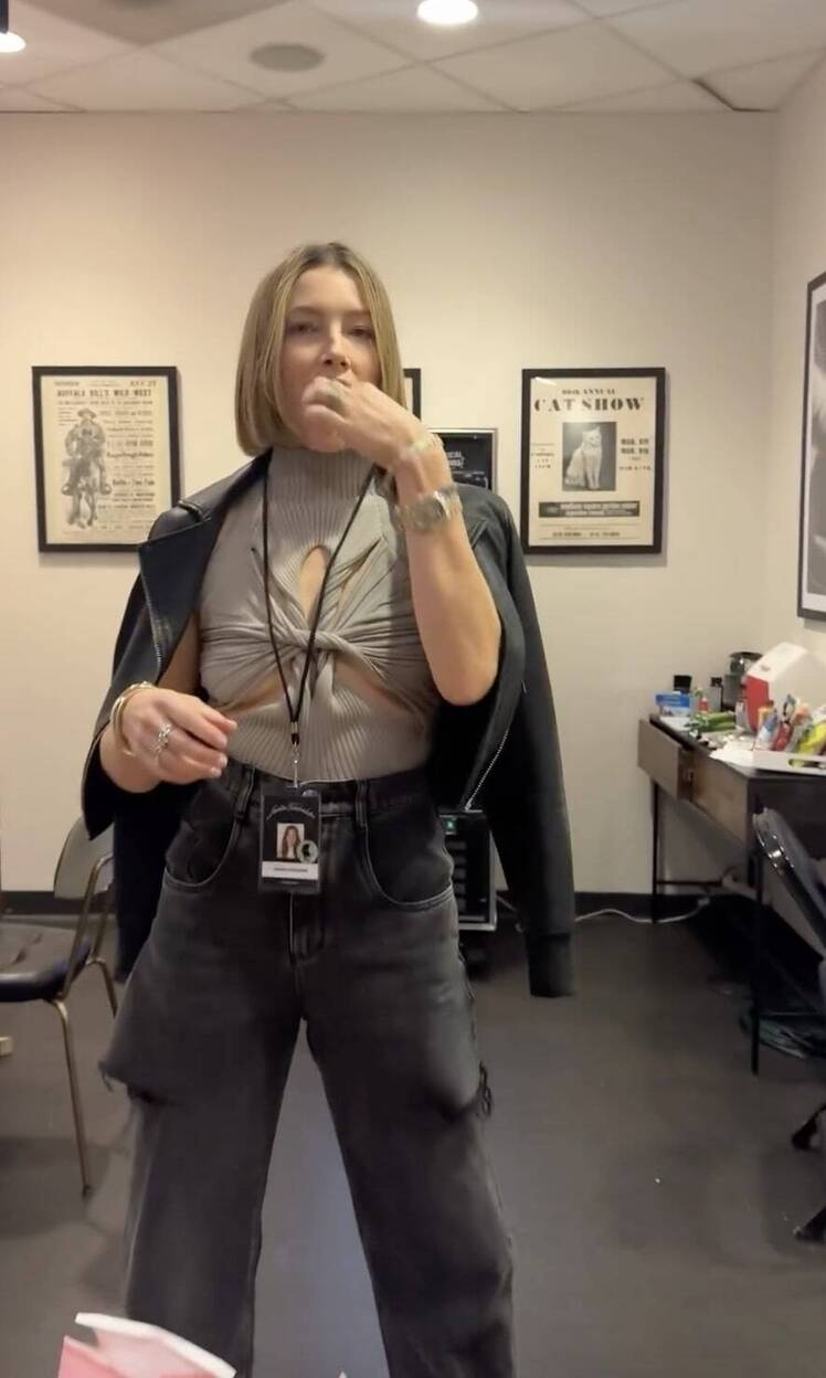 Jessica Biel and Justin Timberlake Play Game Backstage at NYC Concert After His DWI Arrest