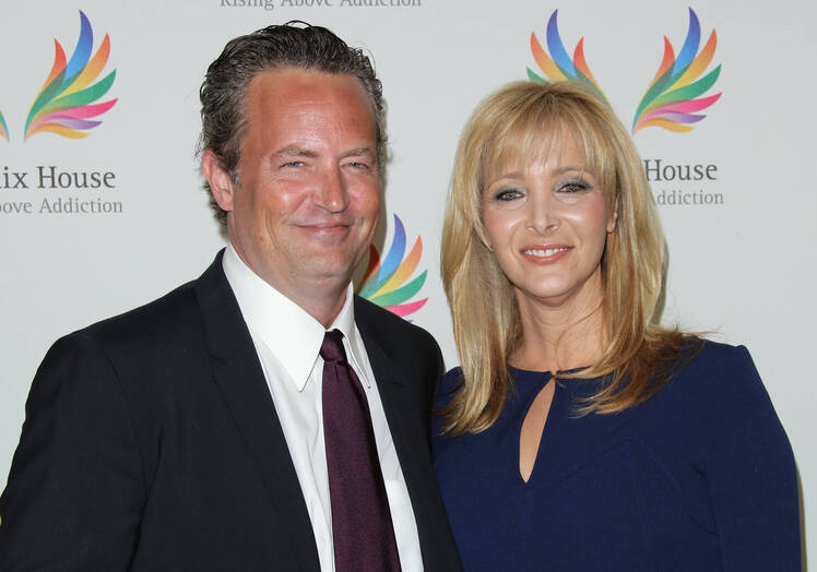 Lisa Kudrow Says She's Rewatching ‘Friends’ to Honor Matthew Perry: ‘Laughing Out Loud’