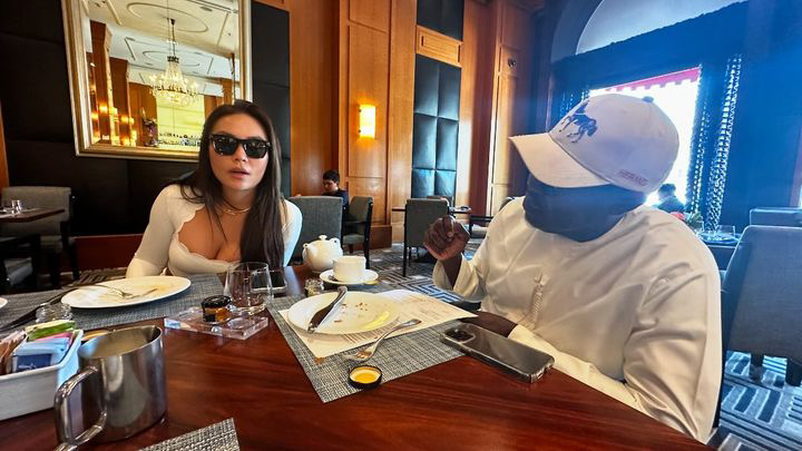 Porsha Williams‘ entfremdeter Ehemann Simon Guobadia bei Date mit Frau in Beverly Hills gesichtet