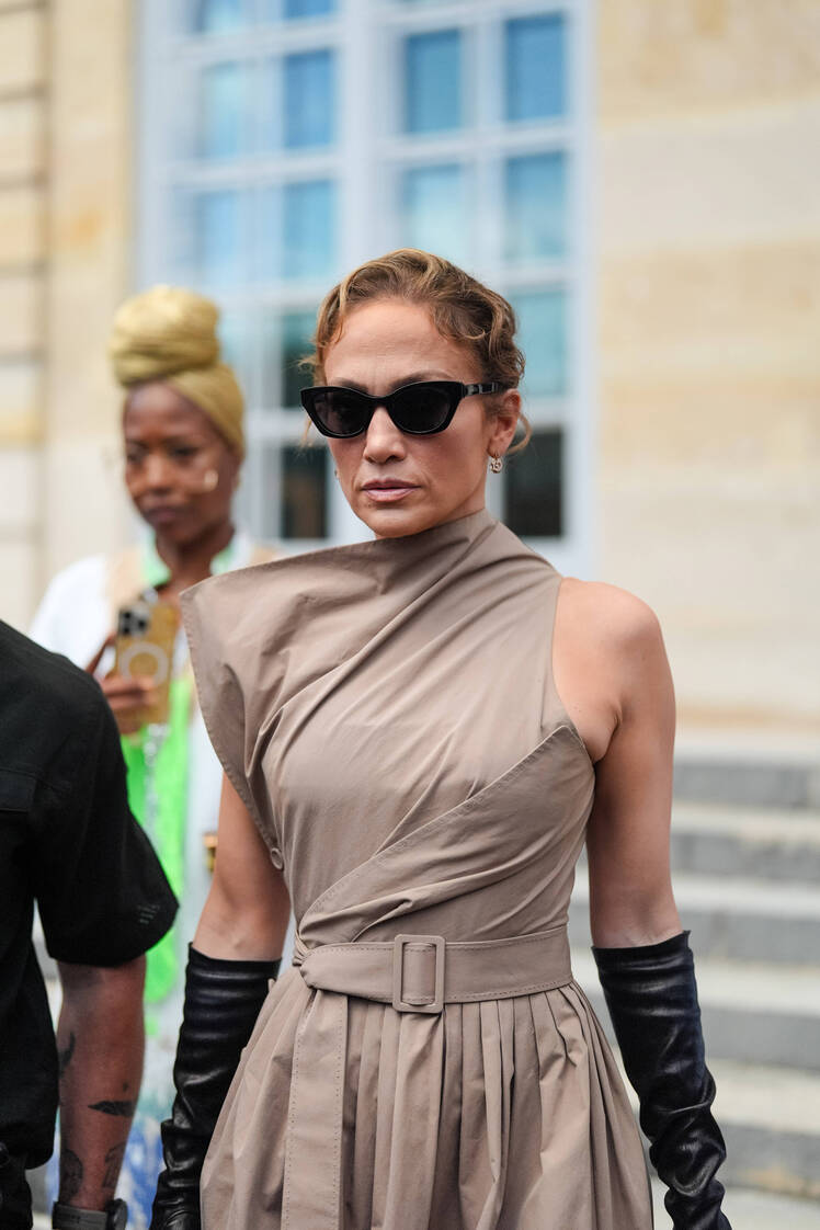 Jennifer Lopez Seen With Wedding Ring Amid Ben Affleck Woes