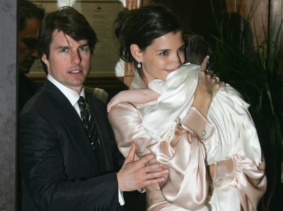 Tom Cruise and Katie Holmes, holding their daughter Suri